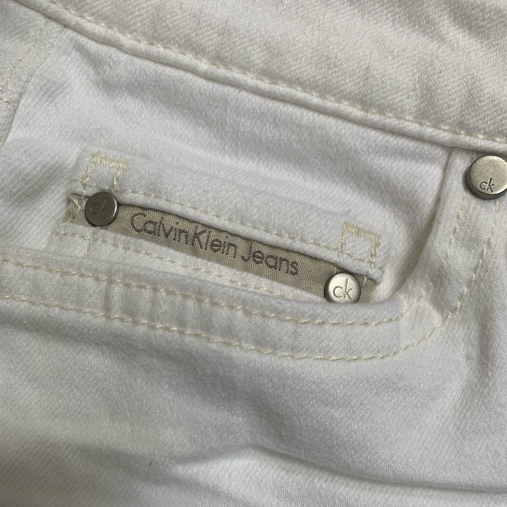 NWT Calvin Klein White Shorts with Smudges - Picture 6 of 13